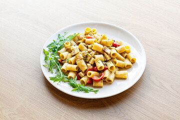 mezze maniche, pasta, pesce, spada, melanzana, pesto, e, rucola, primo, mare, ristorante, italia, tipico, primi piatti, piatti di pesce, pesce, cena, mare, ingredienti, aglio, olio, pomodori, fresco, 