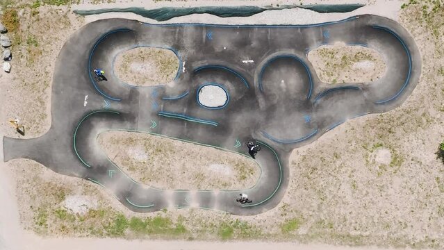 Personnes s'entra&icirc;nement au PumpTracks en vue verticale film&eacute; par drone