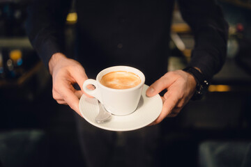 Eine Tasse Kaffe wird im Restaurant serviert