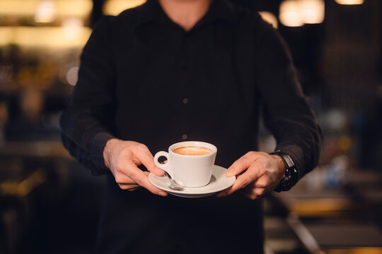 Eine Tasse Kaffe wird im Restaurant serviert