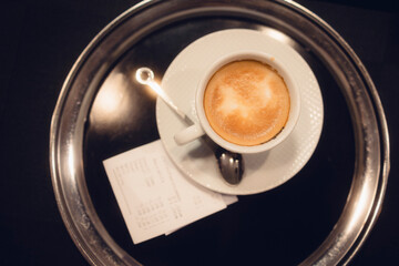 Eine Tasse Kaffe wird im Restaurant serviert