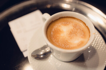 Eine Tasse Kaffe wird im Restaurant serviert