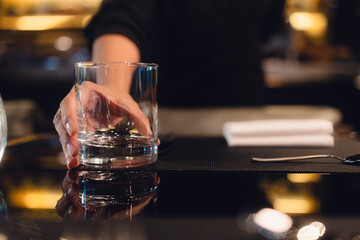 Der Tisch wird mit Geschirr eingedeckt vom Personal