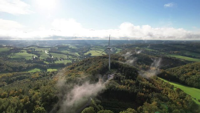 Windrad Berger Hof, h&uuml;gelige Landschaft s&uuml;dlich von Hattingen, Ruhrgebiet, NRW