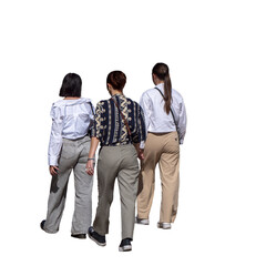 Trois jeunes femmes vues de dos marchant au printemps, tenues élégantes avec chemise et pantalon,...