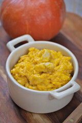 risotto de poulet au potiron, en gros plan	