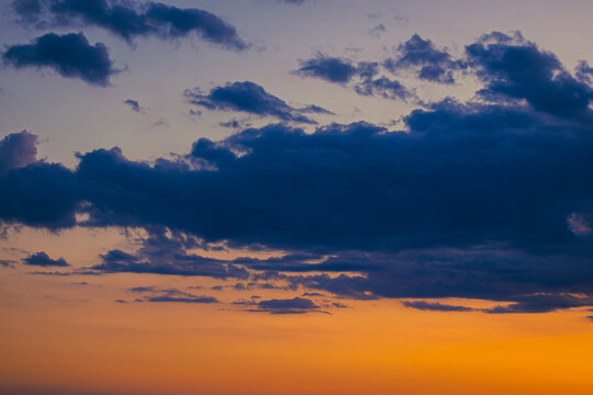 coucher de soleil sur un ciel nuageux