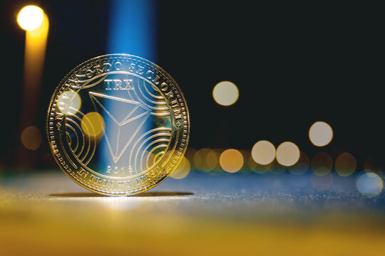 Criptomonedas y tecnolog&iacute;a.
Monedas de oro TRX Tron sobre fondo futurista y abstracto. Concepto de finanzas e inversi&oacute;n.