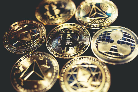 Criptomonedas y tecnolog&iacute;a.
Bitcoin,Ethereum,XRP y TRX monedas de oro sobre fondo negro. Concepto de finanzas e inversi&oacute;n.