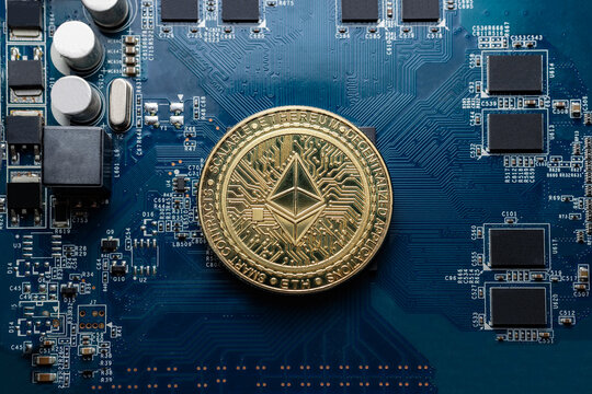Criptomonedas y tecnolog&iacute;a.
Chip procesador y entorno tecnol&oacute;gico. Blockchain y concepto de miner&iacute;a Ethereum.