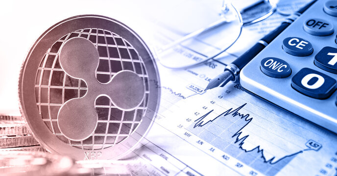 Criptomonedas y tecnolog&iacute;a. Moneda de oro XRP Ripple en el fondo de gr&aacute;ficos bancarios y financieros.