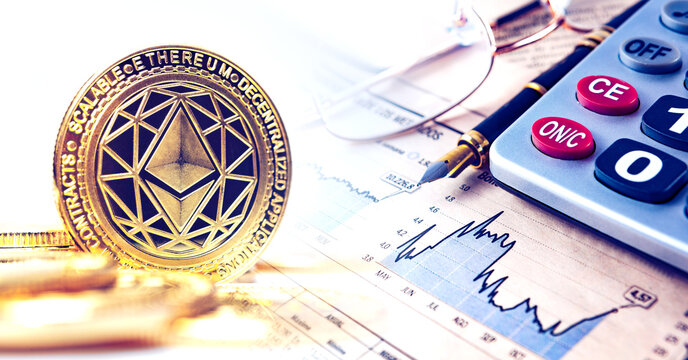 Criptomonedas y tecnología. Moneda de oro Ethereum en el fondo de gráficos bancarios y financieros.
