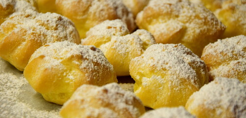 Fluffige Profiterole, Windbeutel mit Vanillecreme und Staubzucker. hausgemachte Nachspeise als Dessert