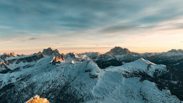 volo oltre le trincee della prima guerra mondiale sulle montagne innevate delle alpi