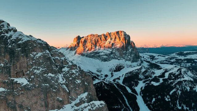 il sassolungo ai piedi dell'alpe di siusi si staglia all'orizzonte all'alba, vista con il drone sulle montagne
