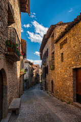 Aínsa is a Pyrenean town in the province of Huesca, in the region of Sobrarbe and the Autonomous Community of Aragon. - obrazy, fototapety, plakaty