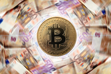 Criptomonedas y tecnología.
Monedas de oro Bitcoin con billetes de euro en movimiento sobre fondo blanco.Desenfoque creativo de movimiento.