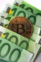 Criptomonedas y tecnología.
Monedas de oro Bitcoin con billetes de euro sobre fondo blanco, imagen de primer plano. - obrazy, fototapety, plakaty