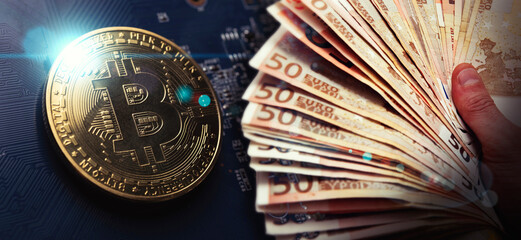 Criptomonedas y tecnología.
Bitcoin moneda de oro y billetes de euro de fondo, imagen de primer plano. - obrazy, fototapety, plakaty