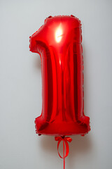 red foil number 1 balloon on white background - obrazy, fototapety, plakaty