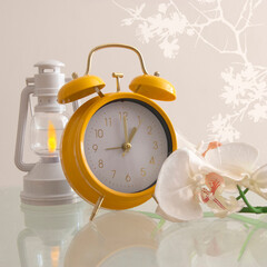 Fototapeta na wymiar Reloj de mesa, antiguo, color amarillo, con lampara de vela