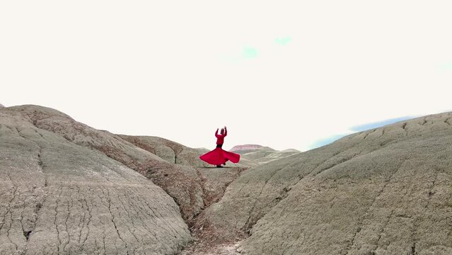 Sufi dance, Dancer dervish, Semazen, Whirling dervishes, whirling dervish man spinning around himself, spinning around himself dancing, religious dancing