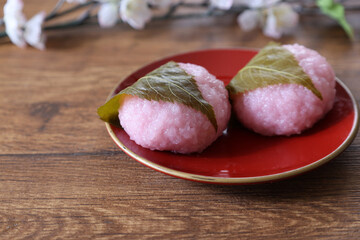木材背景の桜餅 
