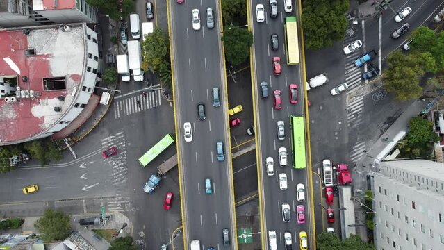Aerial view of the traffic of vehicles em La Condesa em Mexico City capture by a drone