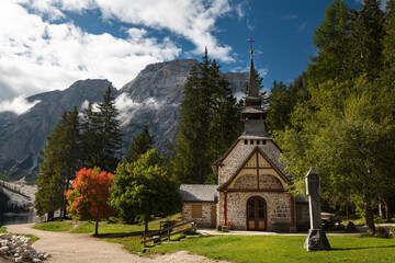 Fototapeta na wymiar 'Marienkapelle am Pragser Wildsee' also known as the Chapel of our lady is a small Catholic chapel located on the shores of Lago di Braies in the Dolomites, Italy. Beautiful alpine nature landscape.