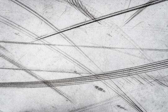 Vehicle traces on road