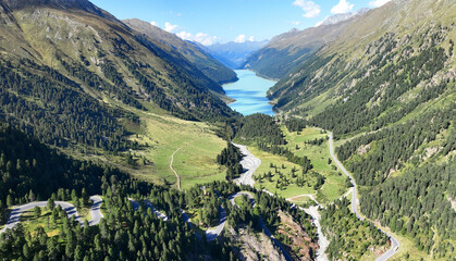Drohnenfoto von der Kaunertaler Gletscherstraße mit dem Blick auf den Gepatschspeicher See in Österreich - obrazy, fototapety, plakaty