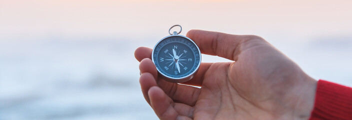 man holding compass in snowy nature © Daniel