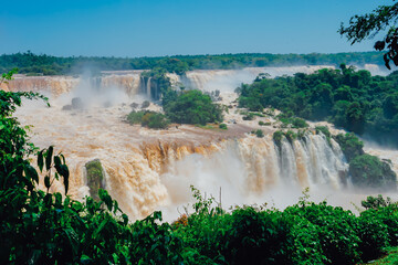 Las Cataratas del Iguazu, en el límite entre Argentina y Brasil, se encuentran una de las Siete...