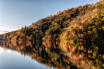 栃木県日光市　紅葉に染まる早朝の湯ノ湖