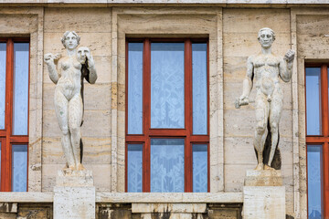 Obraz premium Ancient sculptures in the architecture of the city. Historical and cultural heritage. Background.