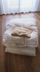 フローリングの上に畳んだ布団と枕