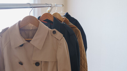 コートをハンガーに掛ける｜整理整頓・衣替えなどのイメージ