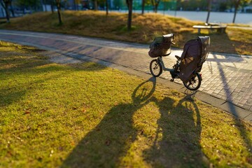 夕暮れ時の公園で