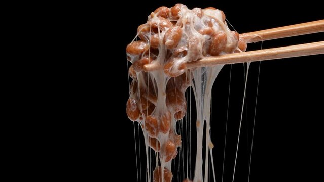 糸を引く納豆の4Kスローモーション動画	