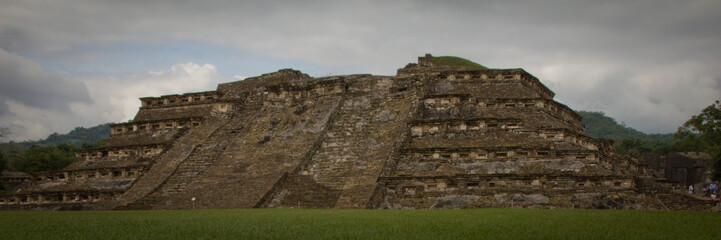 El Tajín es una zona arqueológica precolombina de origen totonaco ubicada cerca de la ciudad de...