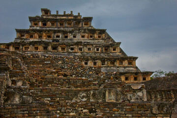 Fototapeta premium El Tajín es una zona arqueológica precolombina de origen totonaco ubicada cerca de la ciudad de Papantla, Veracruz, México. 