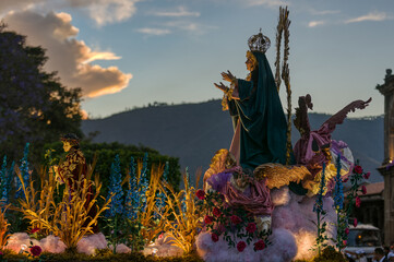 Heiligenstatue bei Oster-Prozession in Guatemala - obrazy, fototapety, plakaty