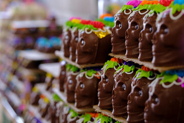 Calaveritas de chocolate en el mercado en México - horizontal