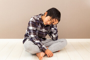 部屋で落ち込む男の子 © years