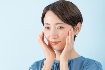 Fototapeta premium 女性・ブルーバック・美容・スキンケア