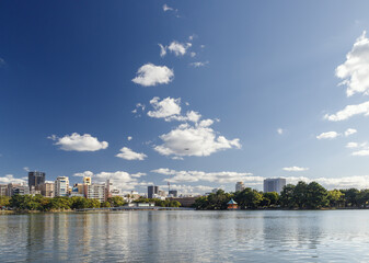Fototapeta premium 博多,大濠公園から見た舞鶴公園方面の景色