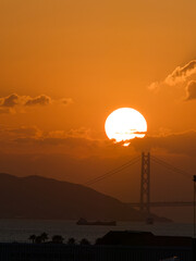 夕陽と明石大橋の南塔
