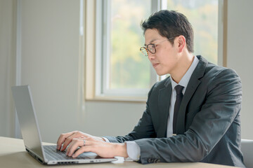 パソコンで仕事をするビジネスマン