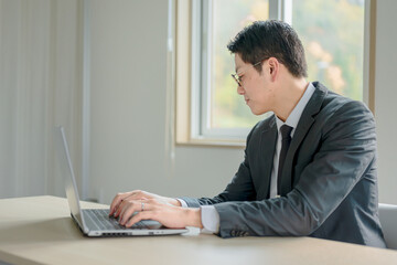 パソコンで仕事をするビジネスマン