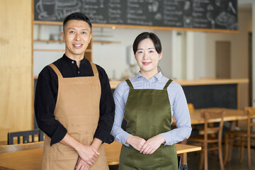 カフェの経営をするアジア人夫婦